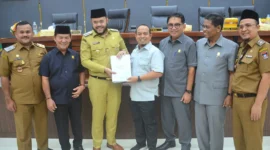Pemko Padang mengajukan Nota Pengantar Dokumen KUA-PPAS 2026 kepada DPRD Padang, Senin (14/7/2025). (Foto: Prokopim Padang)