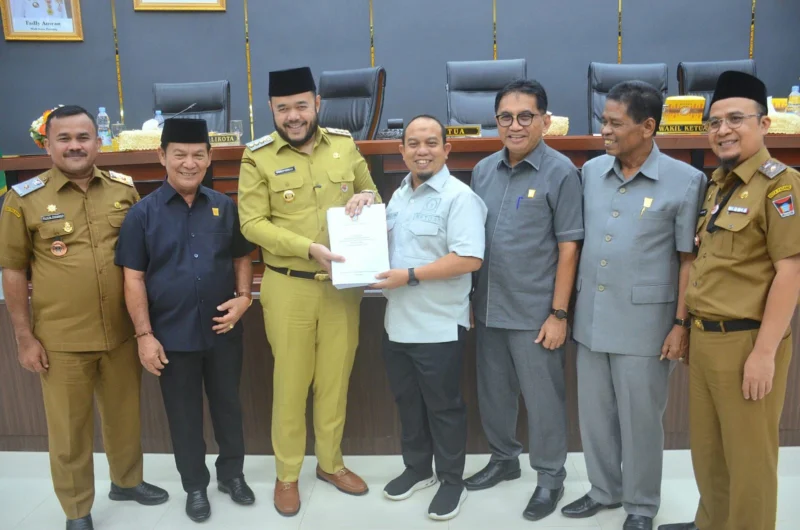 Pemko Padang mengajukan Nota Pengantar Dokumen KUA-PPAS 2026 kepada DPRD Padang, Senin (14/7/2025). (Foto: Prokopim Padang)