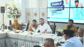 Wali Kota Padang Fadly Amran dalam rapat pembahasan teknis kerja sama bersama Rektor UPI YPTK Padang, Muhammad Ridwan di Kediaman Resmi Wali Kota Padang, Selasa (1/7/2025). (Foto: Prokopim Padang)