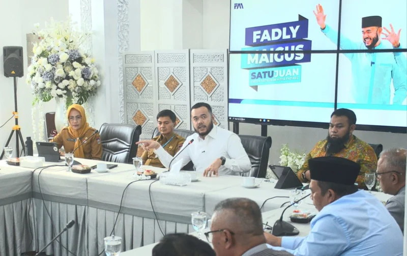 Wali Kota Padang Fadly Amran dalam rapat pembahasan teknis kerja sama bersama Rektor UPI YPTK Padang, Muhammad Ridwan di Kediaman Resmi Wali Kota Padang, Selasa (1/7/2025). (Foto: Prokopim Padang)