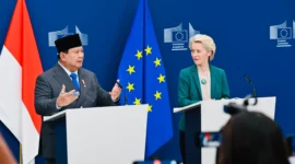 Presiden Prabowo Subianto dan Presiden Von der Leyen dalam pernyataan pers bersama di Ruang Media, Kantor Pusat Uni Eropa, Gedung Berlaymont, Brussel, Belgia, pada Minggu (13/7/2025). (Foto: BPMI Setpres)