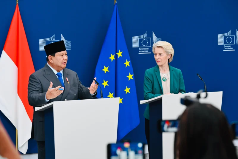 Presiden Prabowo Subianto dan Presiden Von der Leyen dalam pernyataan pers bersama di Ruang Media, Kantor Pusat Uni Eropa, Gedung Berlaymont, Brussel, Belgia, pada Minggu (13/7/2025). (Foto: BPMI Setpres)