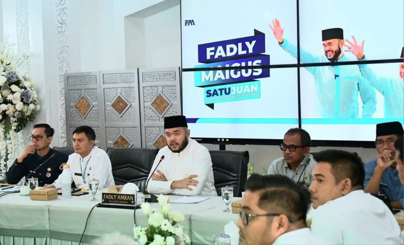 Wali Kota Padang, Fadly Amran bersilaturahmi bersama para pengurus asosiasi jasa konstruksi dan jasa konsultan se-Kota Padang, di Kediaman Resmi Wali Kota, Jumat (25/7/2025). (Foto: Prokopim Padang)