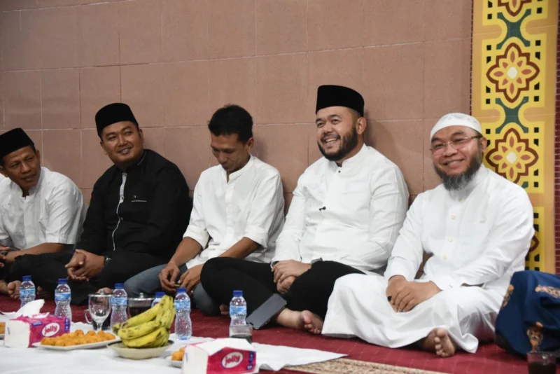 Wali Kota Padang Fadly saat kegiatan Subuh Mubarakah di Masjid An-Nur, Komplek Cimpago Putih, Kelurahan Parupuk Tabing, Kecamatan Koto Tangah, Jumat (25/7/2025). (Foto: Prokopim Padang)