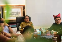 Bupati Padang Pariaman, John Kenedy Azis menyambut kunjungan tim PT SMI di Ruang Rapat Bupati, Selasa (29/7/2025). (Foto: Kominfo Padang Pariaman)
