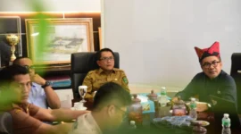 Bupati Padang Pariaman, John Kenedy Azis menyambut kunjungan tim PT SMI di Ruang Rapat Bupati, Selasa (29/7/2025). (Foto: Kominfo Padang Pariaman)