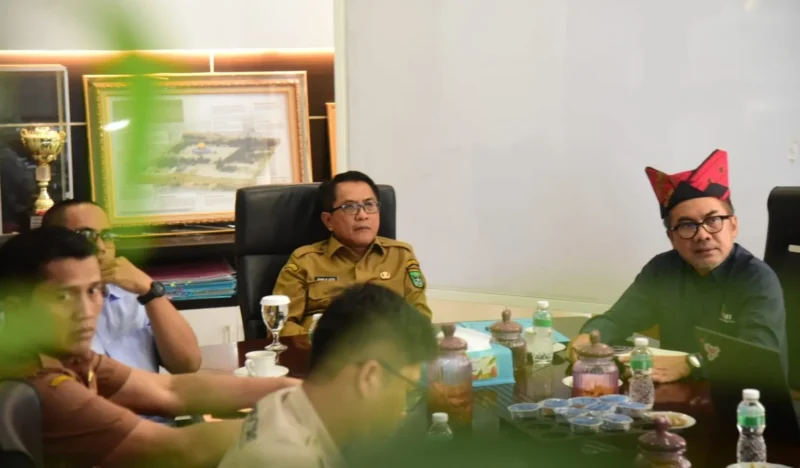 Bupati Padang Pariaman, John Kenedy Azis menyambut kunjungan tim PT SMI di Ruang Rapat Bupati, Selasa (29/7/2025). (Foto: Kominfo Padang Pariaman)