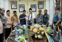 Anggota DPD RI, Irman Gusman menyerahkan buku kisah perjuangannya kepada Wakil Ketua DPRD Pessel, Dani Sopian. Disaksikan Wabup Pessel, Risnaldi Ibrahim dan para tokoh masyarakat lainnya. (Foto: Dok. Sus)