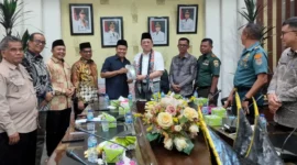 Anggota DPD RI, Irman Gusman menyerahkan buku kisah perjuangannya kepada Wakil Ketua DPRD Pessel, Dani Sopian. Disaksikan Wabup Pessel, Risnaldi Ibrahim dan para tokoh masyarakat lainnya. (Foto: Dok. Sus)