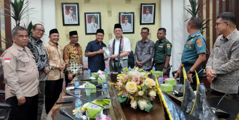 Anggota DPD RI, Irman Gusman menyerahkan buku kisah perjuangannya kepada Wakil Ketua DPRD Pessel, Dani Sopian. Disaksikan Wabup Pessel, Risnaldi Ibrahim dan para tokoh masyarakat lainnya. (Foto: Dok. Sus)