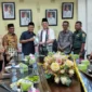 Anggota DPD RI, Irman Gusman menyerahkan buku kisah perjuangannya kepada Wakil Ketua DPRD Pessel, Dani Sopian. Disaksikan Wabup Pessel, Risnaldi Ibrahim dan para tokoh masyarakat lainnya. (Foto: Dok. Sus)