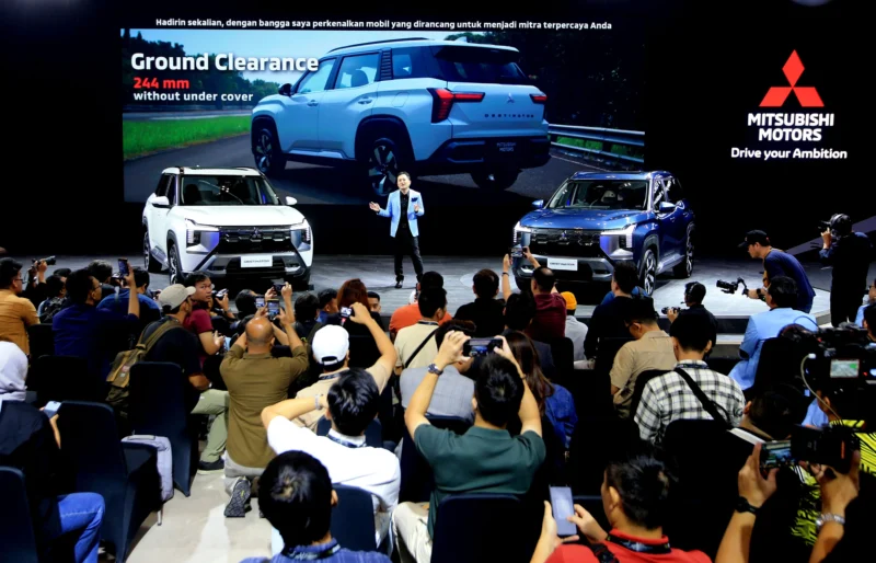 Chief Product Specialist Mitsubishi Motors Corporation Masahiro Ito memberikan pemaparan All new Mitsubishi Destinator pada ajang GIIAS 2025. (Foto: Dok. MMKSI)