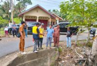 Wakil Ketua DPRD Pessel, Dani Sopian dari Fraksi Partai Nasdem saat meninjau jalan rusak dan terban di Nagari Muaro Sakai. (Foto: Dok. BS)
