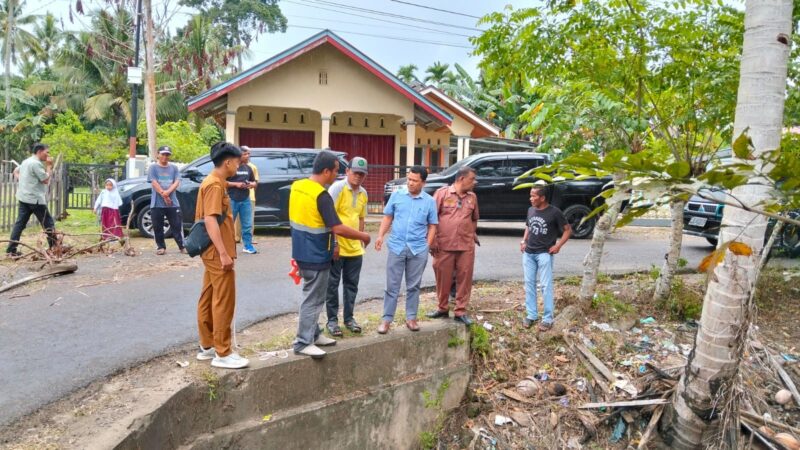 Wakil Ketua DPRD Pessel, Dani Sopian dari Fraksi Partai Nasdem saat meninjau jalan rusak dan terban di Nagari Muaro Sakai. (Foto: Dok. BS)