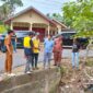 Wakil Ketua DPRD Pessel, Dani Sopian dari Fraksi Partai Nasdem saat meninjau jalan rusak dan terban di Nagari Muaro Sakai. (Foto: Dok. BS)