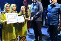 Wali Kota Padang, Fadly Amran menyerahkan hadiah kepada pemenang dalam rangkaian Festival Seni Budaya pada Minggu malam (20/7/2025). (Foto: Prokopim Padang)