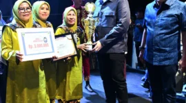 Wali Kota Padang, Fadly Amran menyerahkan hadiah kepada pemenang dalam rangkaian Festival Seni Budaya pada Minggu malam (20/7/2025). (Foto: Prokopim Padang)