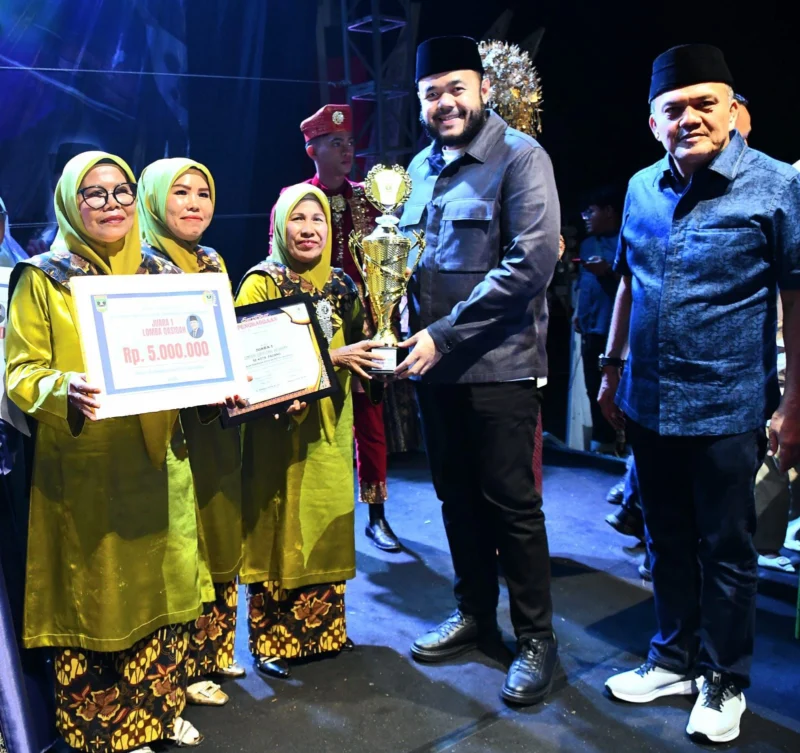Wali Kota Padang, Fadly Amran menyerahkan hadiah kepada pemenang dalam rangkaian Festival Seni Budaya pada Minggu malam (20/7/2025). (Foto: Prokopim Padang)