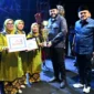 Wali Kota Padang, Fadly Amran menyerahkan hadiah kepada pemenang dalam rangkaian Festival Seni Budaya pada Minggu malam (20/7/2025). (Foto: Prokopim Padang)