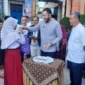 Wali Kota Padang Fadly Amran menyerahkan baju seragam sekolah gratis kepada peserta didik baru di SMPN 2 Padang, Jumat (11/7/2025). (Foto: Eko Syaf)
