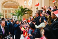 Presiden Prabowo Subianto disambut hangat para diaspora Indonesia di hotel tempatnya bermalam di Brussel, Belgia, pada Sabtu (12/7/2025). (Foto: BPMI Setpres)