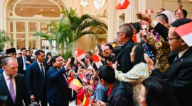 Presiden Prabowo Subianto disambut hangat para diaspora Indonesia di hotel tempatnya bermalam di Brussel, Belgia, pada Sabtu (12/7/2025). (Foto: BPMI Setpres)