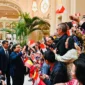 Presiden Prabowo Subianto disambut hangat para diaspora Indonesia di hotel tempatnya bermalam di Brussel, Belgia, pada Sabtu (12/7/2025). (Foto: BPMI Setpres)