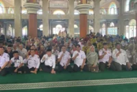 Wakil Wali Kota Padang, Maigus Nasir menyerahkan dana operasional triwulan II kepada RT/RW dan insentif kader di Masjid Sahara, Kecamatan Padang Barat, Rabu (9/7/2025). (Foto: Prokopim Padang)