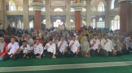 Wakil Wali Kota Padang, Maigus Nasir menyerahkan dana operasional triwulan II kepada RT/RW dan insentif kader di Masjid Sahara, Kecamatan Padang Barat, Rabu (9/7/2025). (Foto: Prokopim Padang)