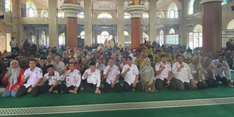 Wakil Wali Kota Padang, Maigus Nasir menyerahkan dana operasional triwulan II kepada RT/RW dan insentif kader di Masjid Sahara, Kecamatan Padang Barat, Rabu (9/7/2025). (Foto: Prokopim Padang)