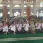 Wakil Wali Kota Padang, Maigus Nasir menyerahkan dana operasional triwulan II kepada RT/RW dan insentif kader di Masjid Sahara, Kecamatan Padang Barat, Rabu (9/7/2025). (Foto: Prokopim Padang)
