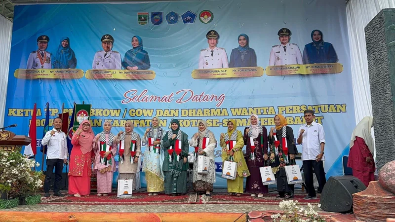 TP-PKK Padang meraih juara II dalam ajang penghargaan dari KNRP Provinsi Sumbar, kategori penggalangan dana terbaik antar TP-PKK se-Sumbar. (Foto: Prokopim Padang)