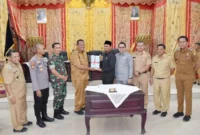 Wali Kota Pariaman, Yota Balad menyampaikan Nota Penjelasan Wali Kota atas Rancangan Perubahan KUA dan Rancangan Perubahan PPAS APBD-P 2025, Senin (30/6/2025). (Foto: Kominfo Pariaman)