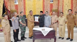 Wali Kota Pariaman, Yota Balad menyampaikan Nota Penjelasan Wali Kota atas Rancangan Perubahan KUA dan Rancangan Perubahan PPAS APBD-P 2025, Senin (30/6/2025). (Foto: Kominfo Pariaman)