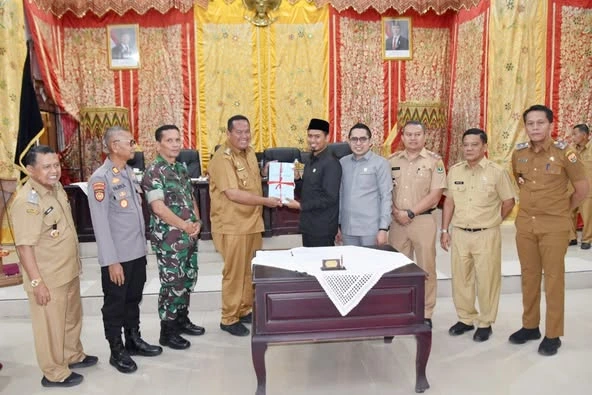 Wali Kota Pariaman, Yota Balad menyampaikan Nota Penjelasan Wali Kota atas Rancangan Perubahan KUA dan Rancangan Perubahan PPAS APBD-P 2025, Senin (30/6/2025). (Foto: Kominfo Pariaman)