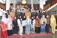 Wali Kota Pariaman Yota Balad melepas para remaja mengikuti pelatihan keterampilan di PSBR Harapan Padang Panjang, Selasa (1/7/2025). (Foto: Kominfo Pariaman)