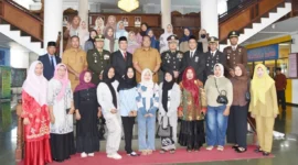 Wali Kota Pariaman Yota Balad melepas para remaja mengikuti pelatihan keterampilan di PSBR Harapan Padang Panjang, Selasa (1/7/2025). (Foto: Kominfo Pariaman)