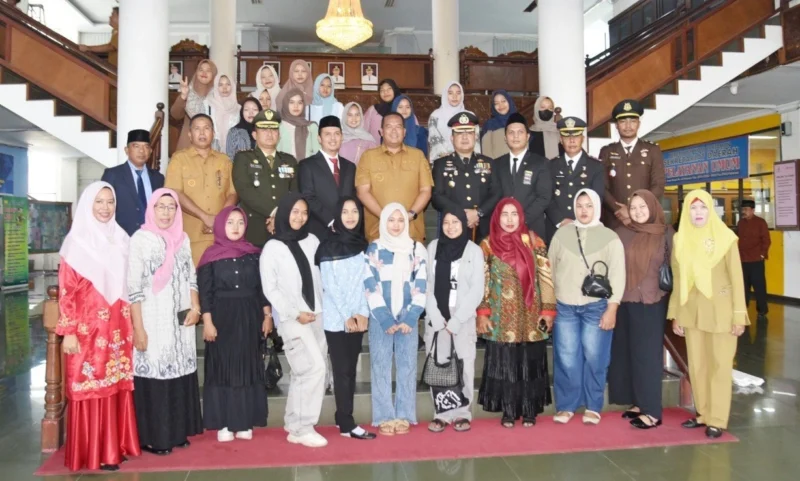 Wali Kota Pariaman Yota Balad melepas para remaja mengikuti pelatihan keterampilan di PSBR Harapan Padang Panjang, Selasa (1/7/2025). (Foto: Kominfo Pariaman)