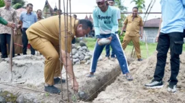 Wali Kota Pariaman Yota Balad meletakkan batu pertama pembangunan rumah layak huni bagi keluarga Kamsani di Dusun Tembok, Desa Toboh Palabah, Kecamatan Pariaman Selatan, Senin (1/7/2025). (Foto: Kominfo Pariaman)