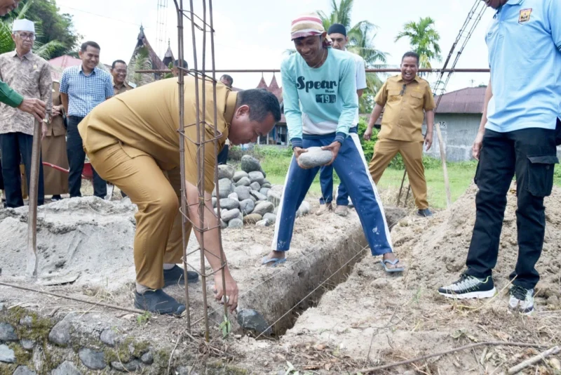 Wali Kota Pariaman Yota Balad meletakkan batu pertama pembangunan rumah layak huni bagi keluarga Kamsani di Dusun Tembok, Desa Toboh Palabah, Kecamatan Pariaman Selatan, Senin (1/7/2025). (Foto: Kominfo Pariaman)