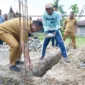 Wali Kota Pariaman Yota Balad meletakkan batu pertama pembangunan rumah layak huni bagi keluarga Kamsani di Dusun Tembok, Desa Toboh Palabah, Kecamatan Pariaman Selatan, Senin (1/7/2025). (Foto: Kominfo Pariaman)