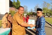 Wali Kota Pariaman Yota Balad secara simbolis menyerahkan SK pengangkatan kepada perwakilan PPPK, Senin (30/6/2025). (Foto: Kominfo Pariaman)
