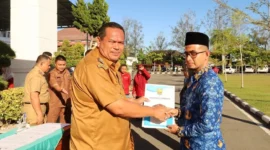 Wali Kota Pariaman Yota Balad secara simbolis menyerahkan SK pengangkatan kepada perwakilan PPPK, Senin (30/6/2025). (Foto: Kominfo Pariaman)