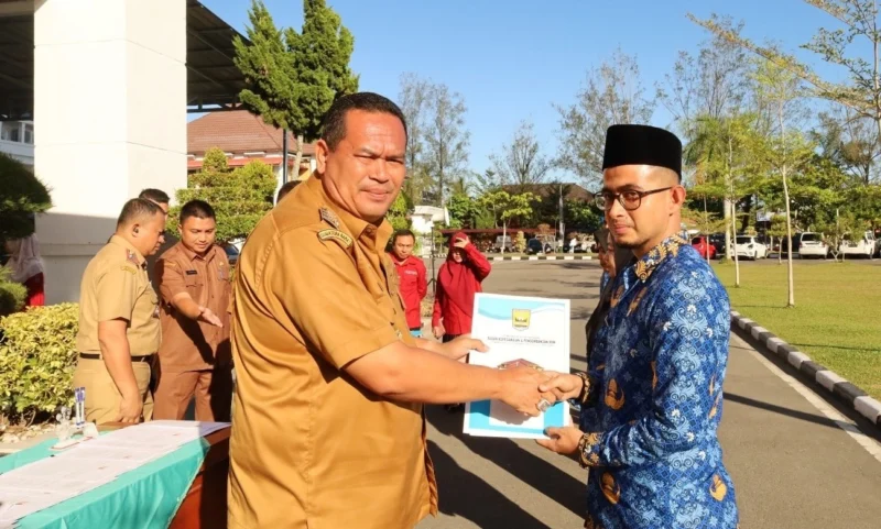 Wali Kota Pariaman Yota Balad secara simbolis menyerahkan SK pengangkatan kepada perwakilan PPPK, Senin (30/6/2025). (Foto: Kominfo Pariaman)