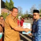 Wali Kota Pariaman Yota Balad secara simbolis menyerahkan SK pengangkatan kepada perwakilan PPPK, Senin (30/6/2025). (Foto: Kominfo Pariaman)