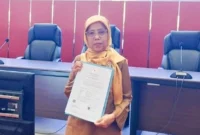 Maidarni memperlihatkan SK pengangkatannya sebagai PPPK Pemko Padang. (Foto: FB Diskominfo Padang)