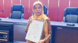 Maidarni memperlihatkan SK pengangkatannya sebagai PPPK Pemko Padang. (Foto: FB Diskominfo Padang)