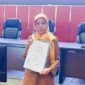 Maidarni memperlihatkan SK pengangkatannya sebagai PPPK Pemko Padang. (Foto: FB Diskominfo Padang)