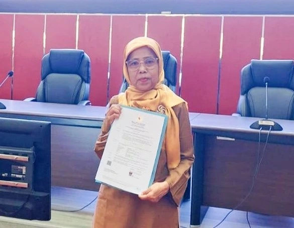 Maidarni memperlihatkan SK pengangkatannya sebagai PPPK Pemko Padang. (Foto: FB Diskominfo Padang)