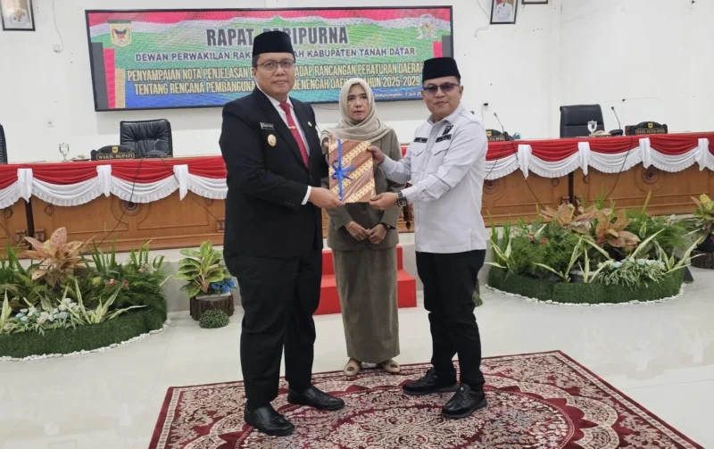 Wakil Bupati Tanah Datar Ahmad Fadly menyampaikan nota penjelasan Ranperda RPJMD 2025-2029, Senin (7/7/2025). (Foto: Prokopim Tanah Datar)